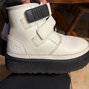 UGG Neumel Platform Leather Kids Boots size 1
